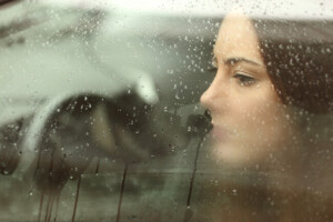 雨　車の中の女性